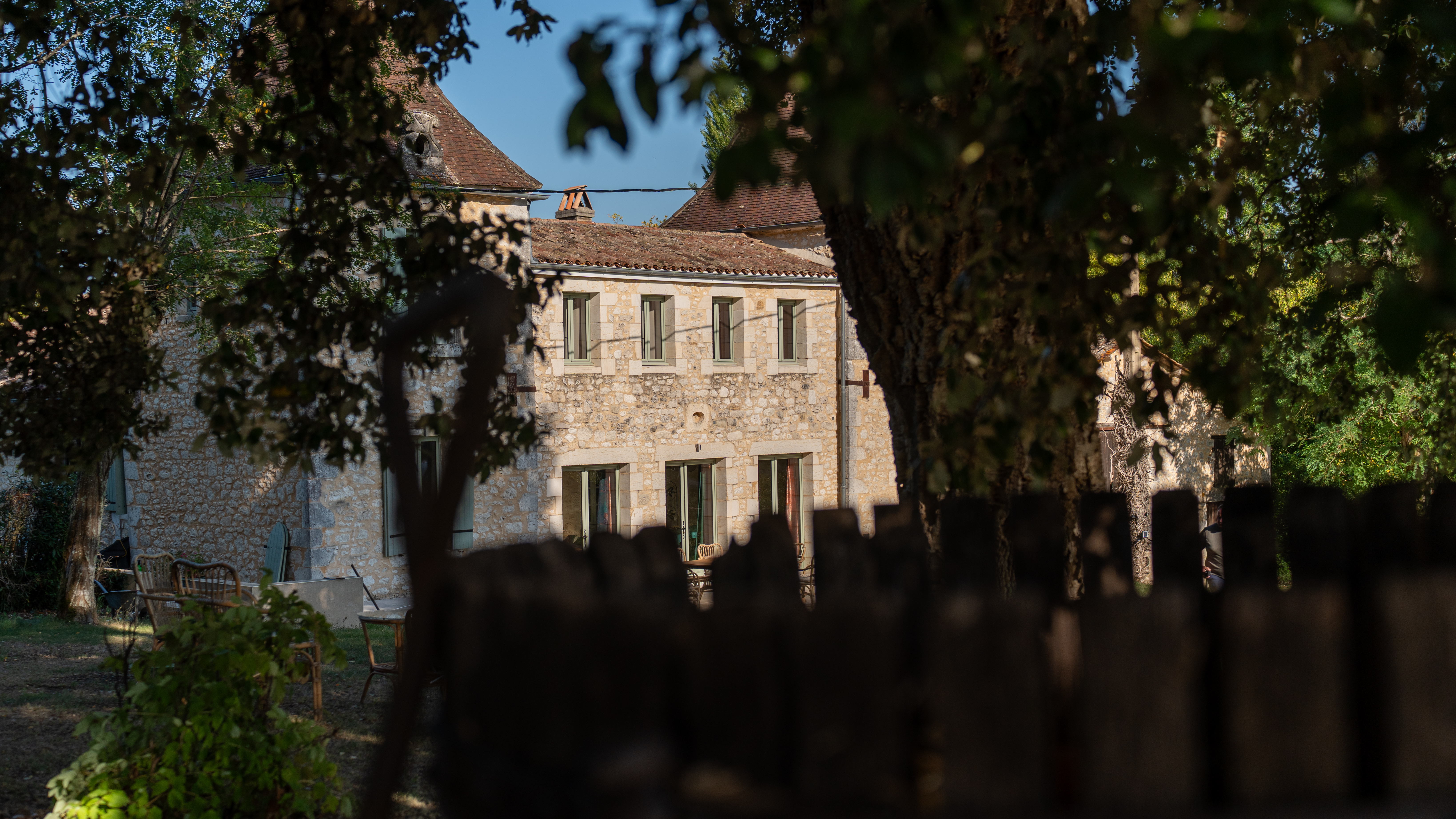La terrasse du Manoir à la nuit tombée, avec ses fauteuils et ses lanternes