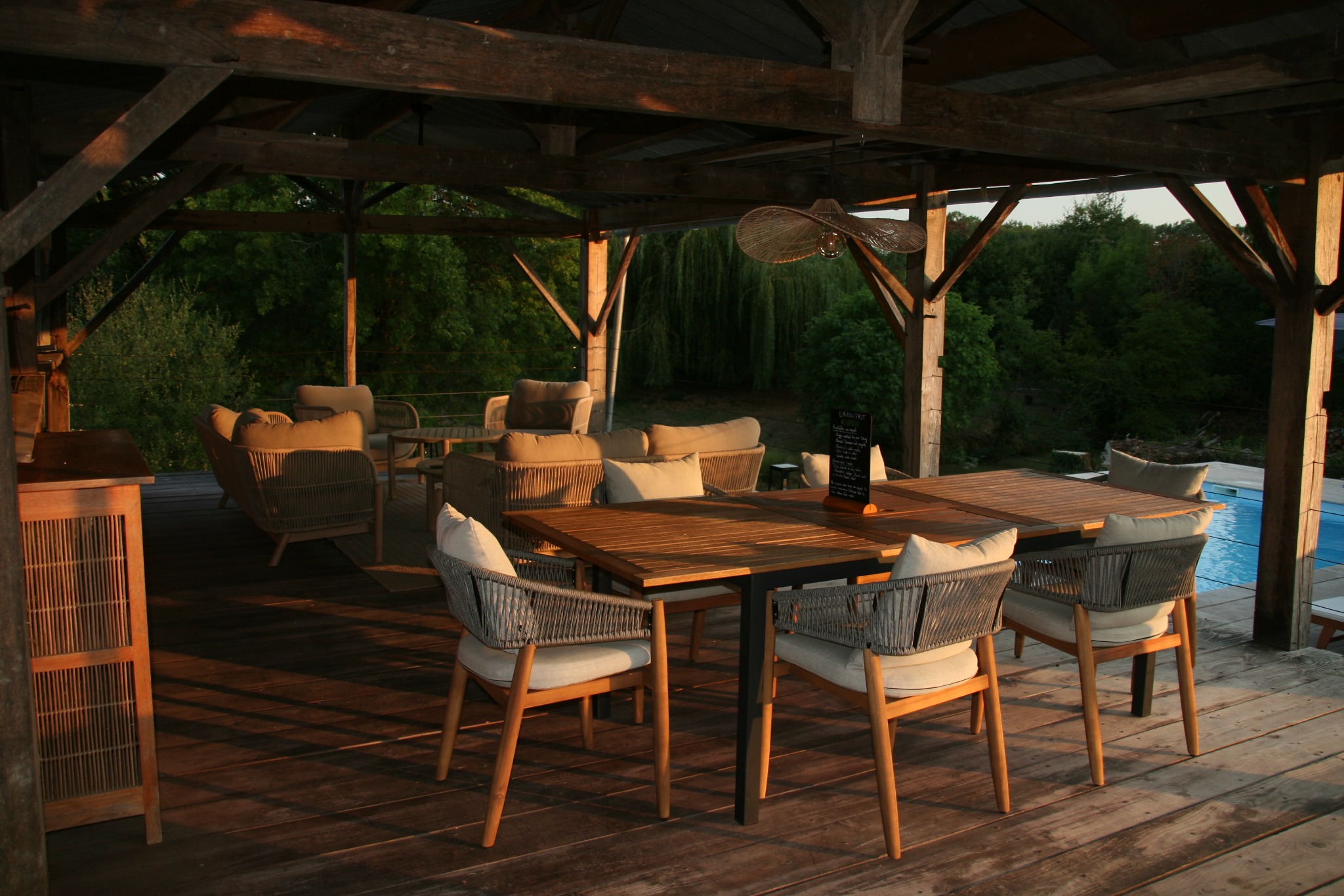 Une table sur la terrasse du Manoir